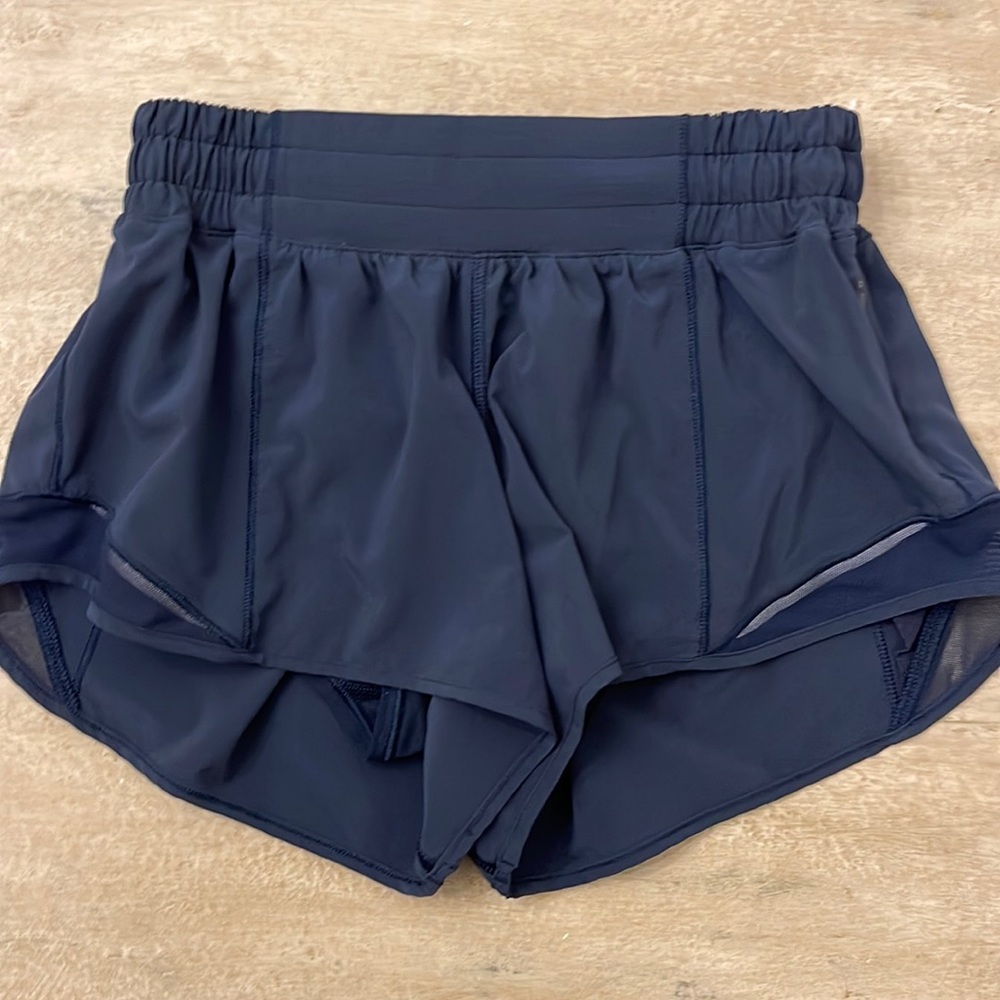 Navy lululemon hotty hot size 4 2.5 inch inseam